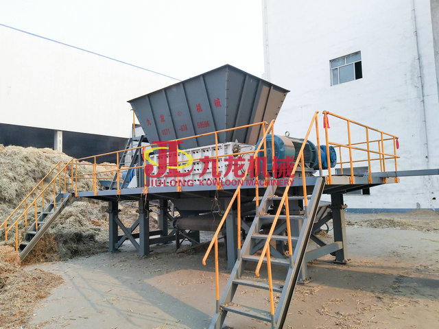 大型生物質(zhì)撕碎機(jī)現(xiàn)場